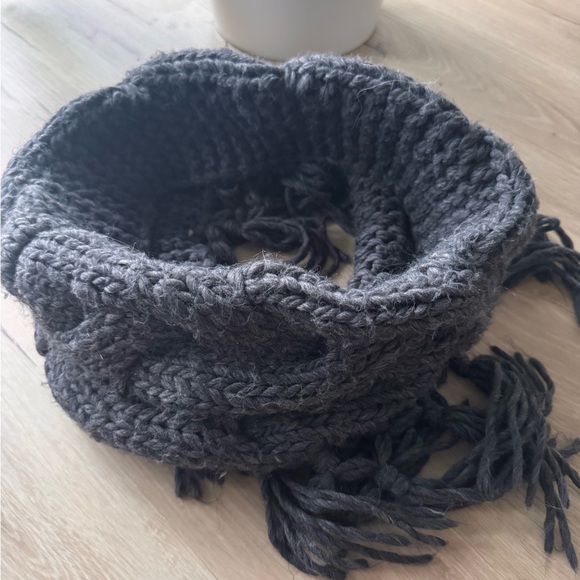 Beautiful infinity scarf 🖤 - Picture 2 of 2